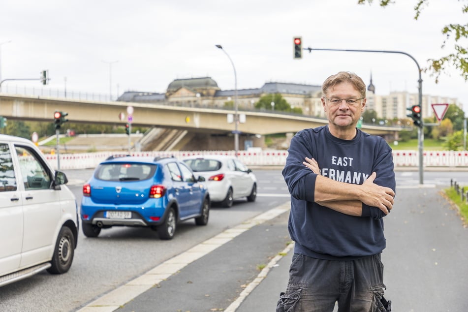 Holger Zastrow (55, Team Zastrow) versteht nicht, warum die Ampeln im Brückenbereich, wie hier an der Steinstraße Ecke Terrassenufer, nicht an die neue Verkehrssituation angepasst oder abgeschaltet werden.