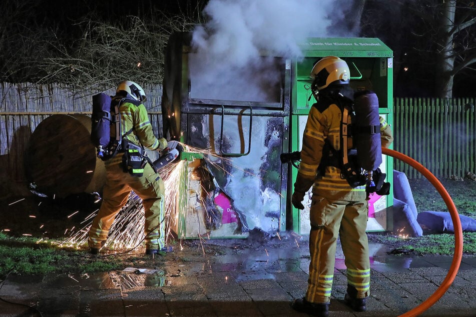 Die Feuerwehr ließ in der Nacht die Funken in Dresden-Cotta sprühen, um den brennenden Altkleidercontainer aufzukriegen.