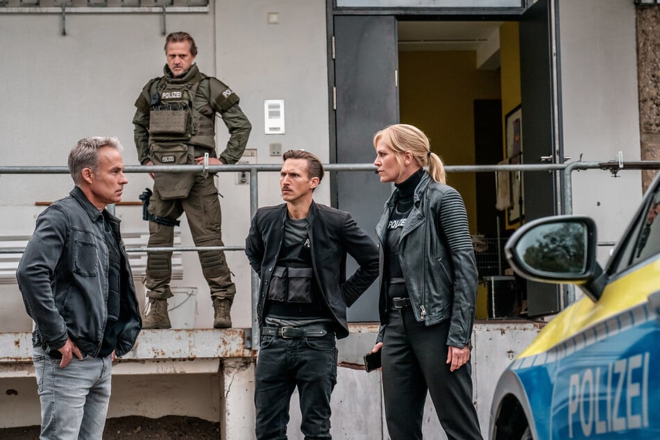 Jan Maybach (Marco Girnth, 55, l.), Moritz Brenner (Johannes Hendrik Langer, 40, 2.v.r.) und Ina Zimmermann (Melanie Marschke, 55, r.) lösen wieder spannende Fälle.