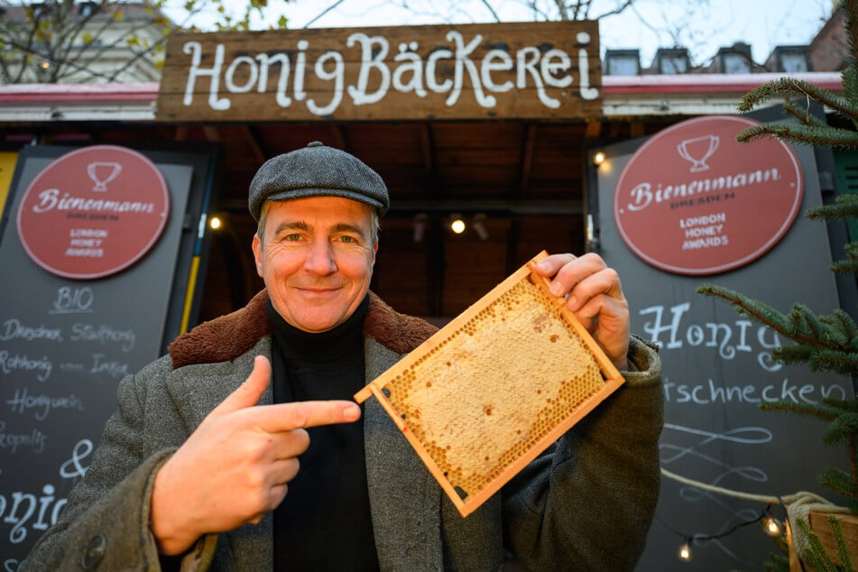 Imker Rico Heinzig (49) verkauft die letzten Gläser seines "Beewashing"-Honigs auf dem Weihnachtsmarkt.