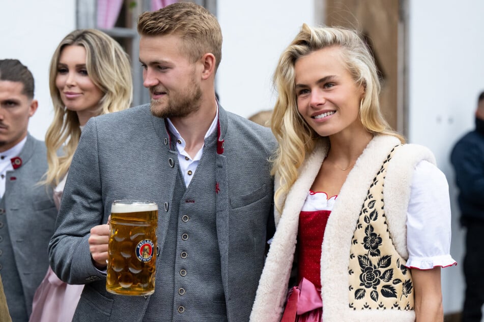 Münchens Neuzugang Matthijs de Ligt (23) kam mit seiner Freundin AnneKee Molenaar (23) aufs Fest.