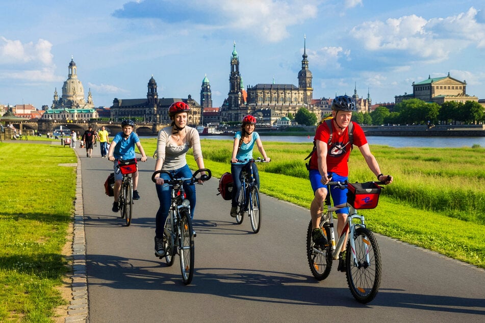 Wer in Dresden auf dem Elberadweg radelt, genießt ein wunderschönes Panorama.