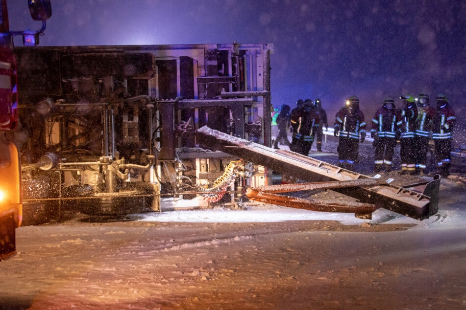 Unfall A73: Chaos auf Autobahn: Winter-Wetter wird Lkw-Fahrer zum Verhängnis