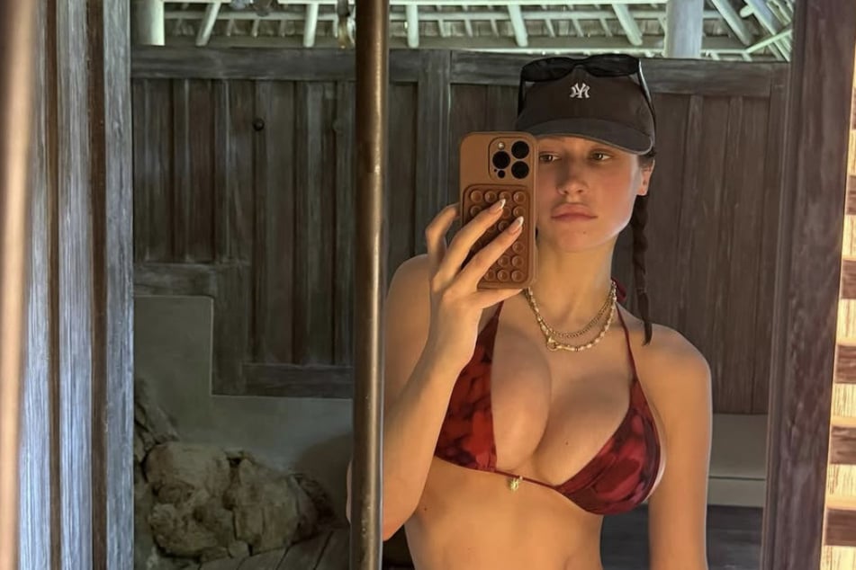 Elsie Hewitt ha desatado rumores de embarazo hace varios días con esta imagen de bikini sensual.