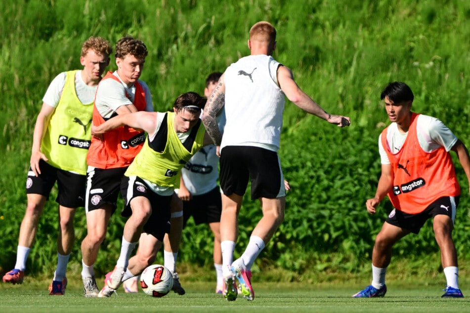 In der ersten Einheit ging es schon durchaus zur Sache, wie hier im Zweikampf um den Ball.