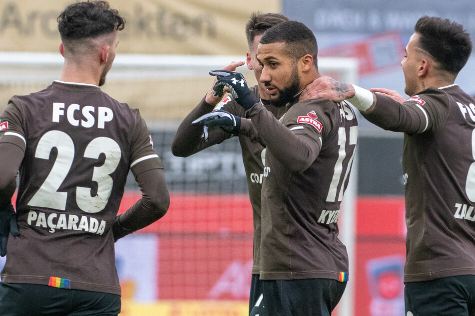 Paulis Leart Paqarada (26), Daniel Kyereh (24) und Rodrigo Zalazar (21, v.l.n.r. jubeln nach einem direkt verwandelten Freistoß, der zum 1:2 führte.