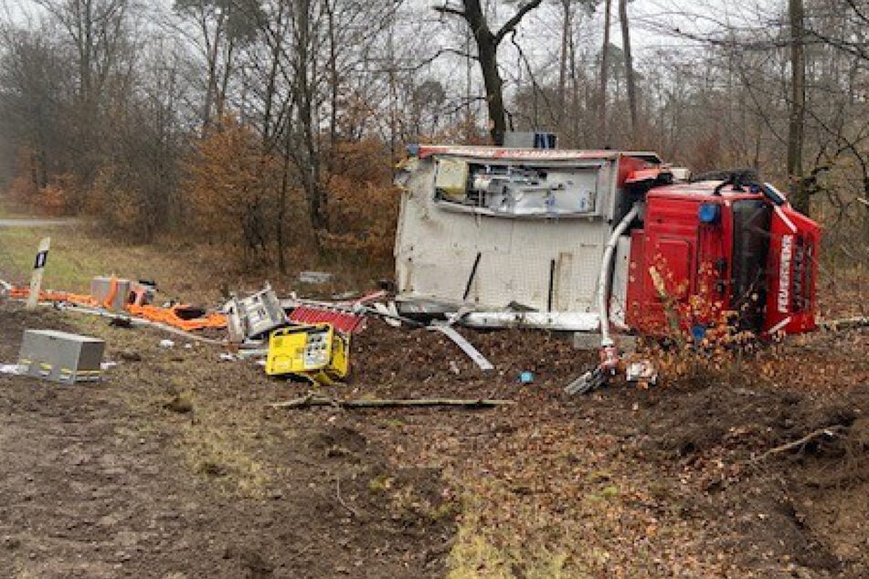 Feuerwehr-Lastwagen überschlägt sich: Mehrere Hunderttausend Euro Schaden