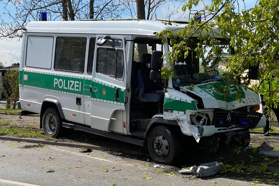 Der Crash hat beim Polizeiwagen Spuren hinterlassen. Drei Polizisten wurden laut Feuerwehr verletzt.