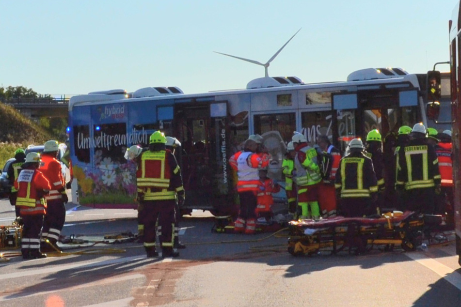 Bei einem Zusammenstoß zwischen einem Linienbus und einem Auto sind am Samstagabend in Coppenbrügge neun Menschen teils schwer verletzt worden.