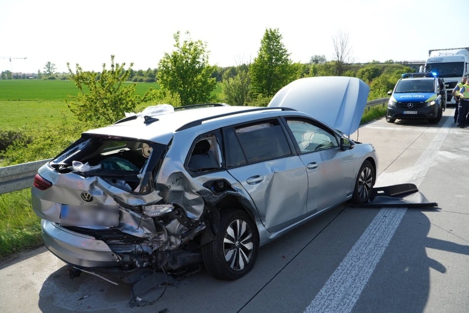 Das Heck eines VW wurde bei dem A38-Unfall stark beschädigt.
