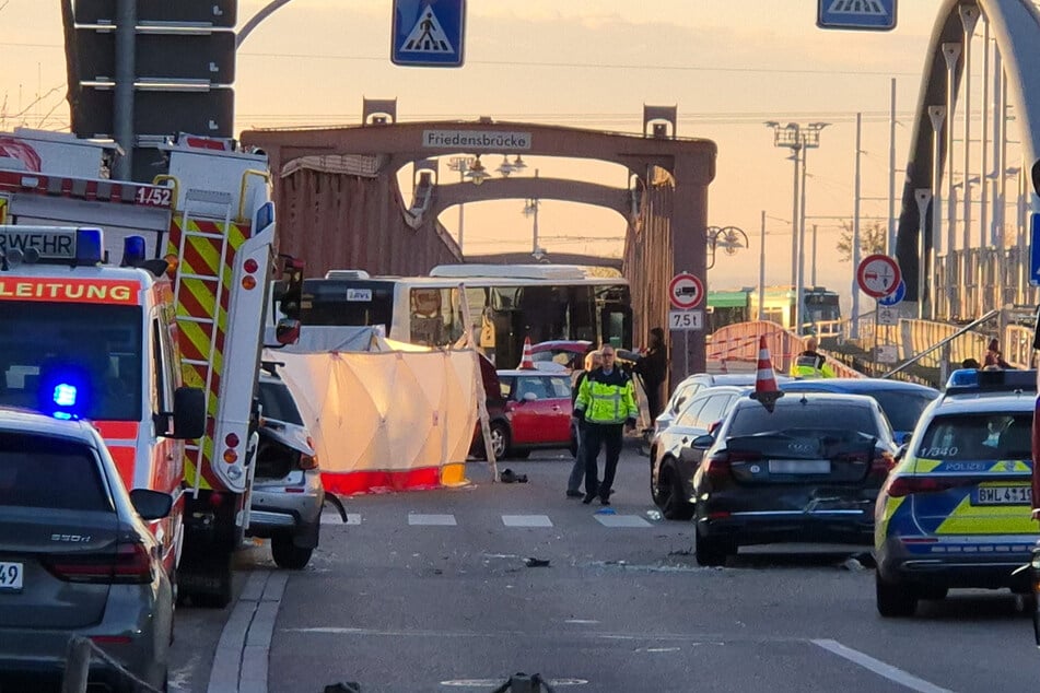 Im baden-württembergischen Weil am Rhein erfasste ein Bus am Samstagmittag mehrere Menschen.