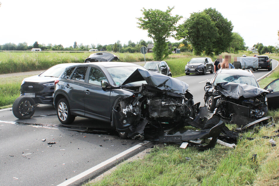 Autofahrer will ausweichen und gerät in Gegenverkehr: Drei Verletzte nach Frontal-Crash