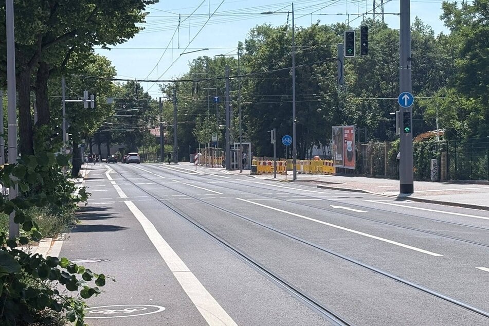 Die Straße erstrahlt endlich in neuem Glanz.
