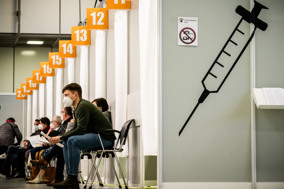 Menschen warten im Corona-Impfzentrum auf dem Messegelände auf ihre Impfung. Ab Freitag können sich auch Berliner ohne Termin in allen Impfzentren impfen lassen.
