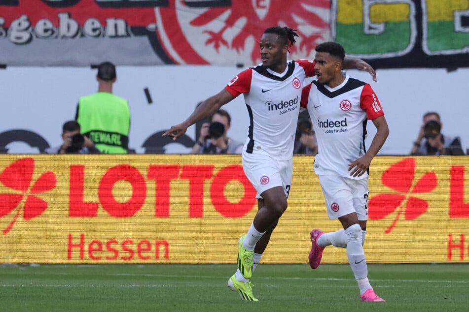 Michy Batshuayi (r.) erzielte das wichtige Tor zum 2:2-Endstand für die Frankfurter Eintracht.