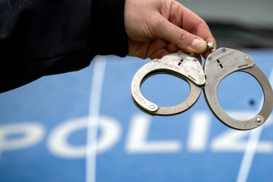 Berlin: CDU-Politiker wie Verbrecher dargestellt: 25-Jährige festgenommen