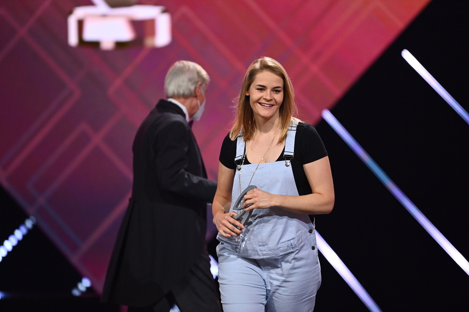 Hazel Brugger (26) hat überraschend den Deutschen Comedypreis als beste Komikerin gewonnen. Sie hat sich dabei gegen ihre namhaften Konkurrentinnen Carolin Kebekus und Martina Hill durchgesetzt.