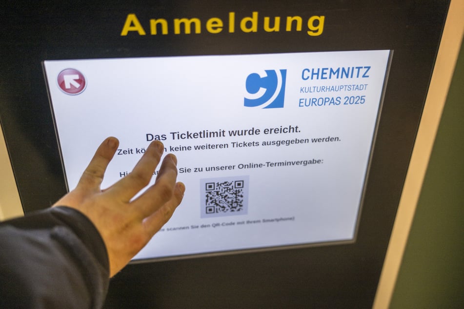 Die meisten Antragsteller sehen auf dem Display des Automaten die Mitteilung vom erreichten Ticketlimit.