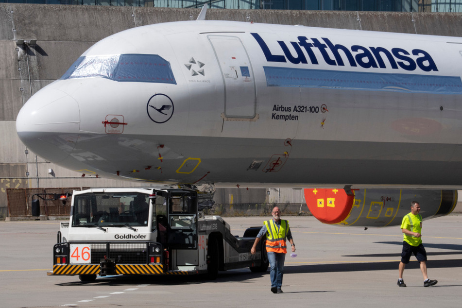 Eine Passagiermaschine der Lufthansa wird zum Technik-Hangar der Airline auf dem Flughafen Frankfurt geschleppt. Dabei sind die Fenster und Triebwerke der Maschine nach monatelangem, corona-bedingtem Stillstand zum Schutz vor Umwelteinflüssen abgeklebt.