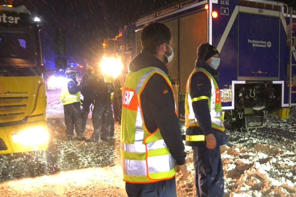 Extremstau auf der A2: Reisende harren seit mehr als 16 Stunden in ihren Autos aus