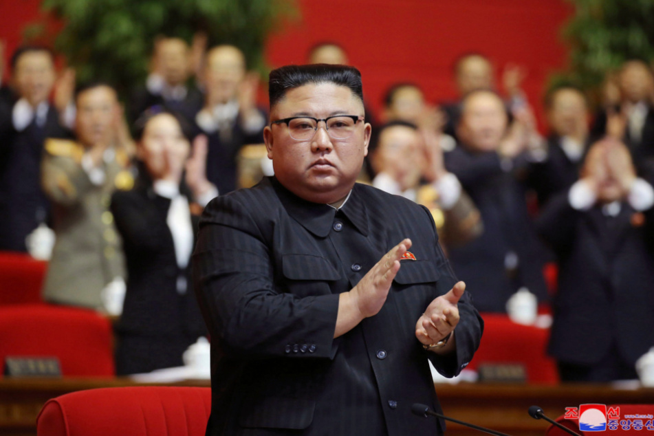 Auf diesem von der nordkoreanischen Regierung zur Verfügung gestellten Foto nimmt der nordkoreanische Führer Kim Jong Un am achten Kongress der herrschenden Arbeiterpartei teil.