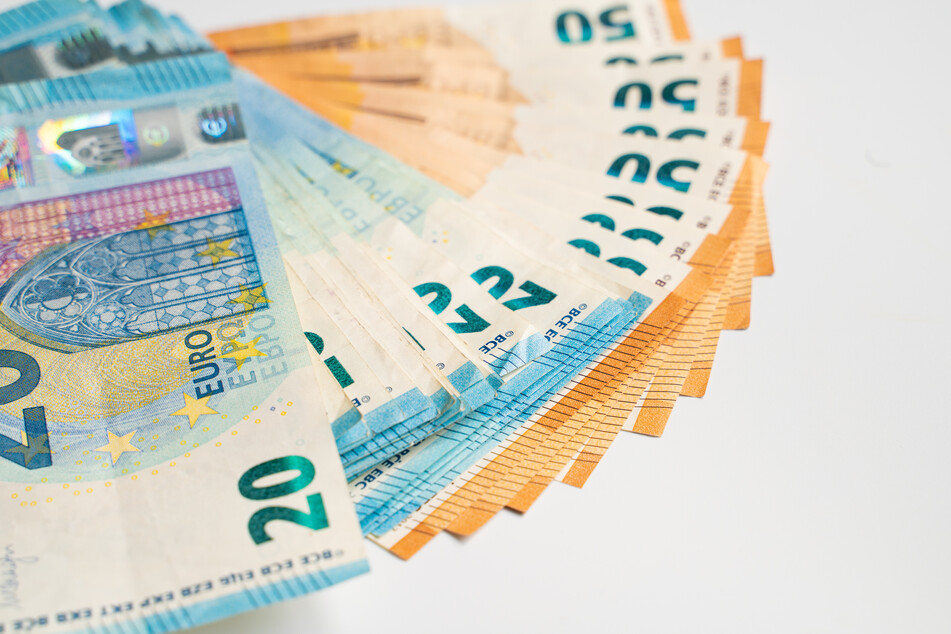 Viele Menschen halten im Moment ihr Geld fest. Das ist schlecht für die Konjunktur im Land.