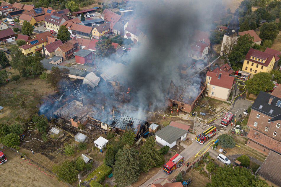 Der Vierseitenhof wurde bei dem Feuer komplett zerstört. Angrenzende Wohnhäuser blieben zum Glück verschont.