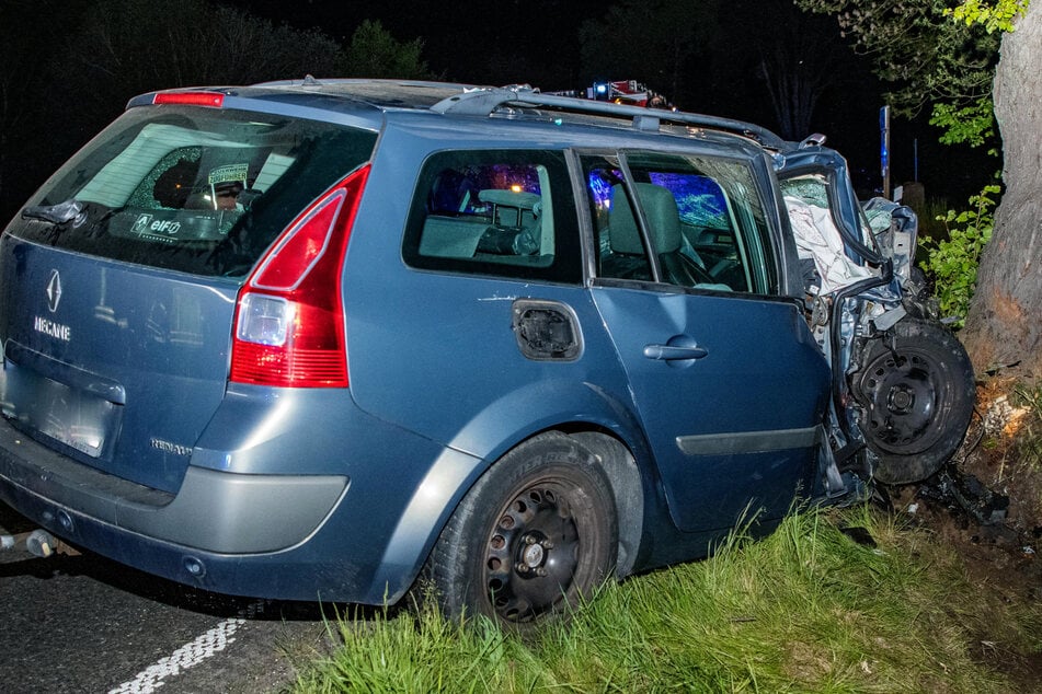 Der Mégane war von der Straße abgekommen und gegen einen Baum gekracht.