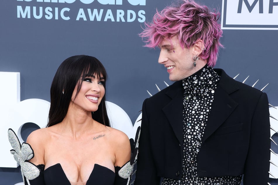 Megan Fox and Machine Gun Kelly (r.) are apparently in a label-free relationship following the birth of their daughter.