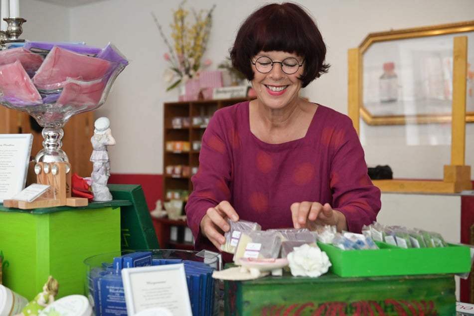 Für Fans schöner Düfte lohnt sich ein Shopping-Besuch in Silke Koppes (58) Salbenmanufaktur "Beti Lue".