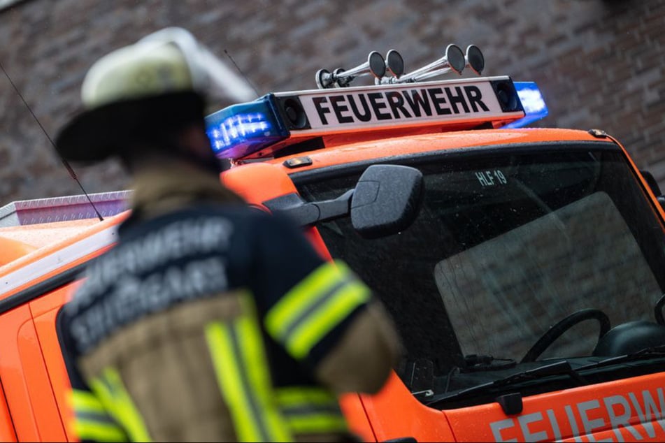 Radlerin klemmt schwer verletzt unter S-Bahn fest: Retter müssen Wagen anheben