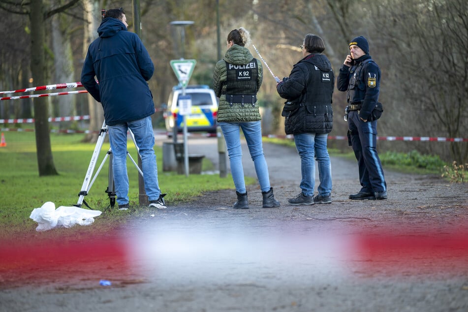 Ermittler stehen am Fundort des verletzten Mannes im Stadtteil Giesing.