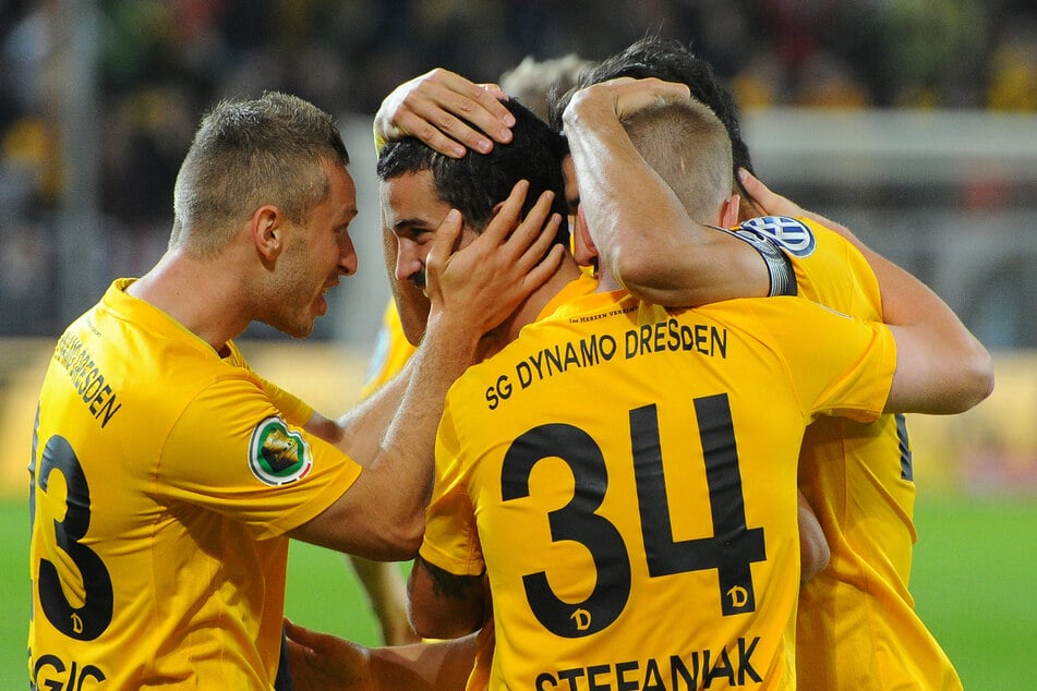 2014 gelang Dynamo eine riesige Pokalüberraschung gegen Schalke 04. 2026 gibt es die Chance zur Wiederholung (Archivbild).