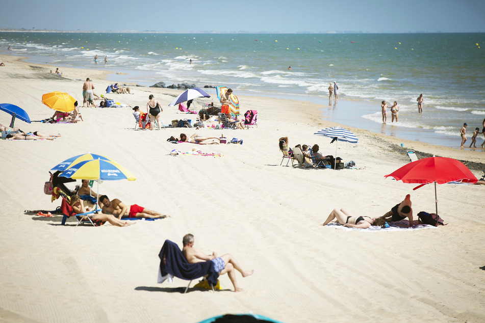 Entspannt und mit Abstand am Strand liegen: In Spanien ist das momentan kein Ding der Unmöglichkeit.