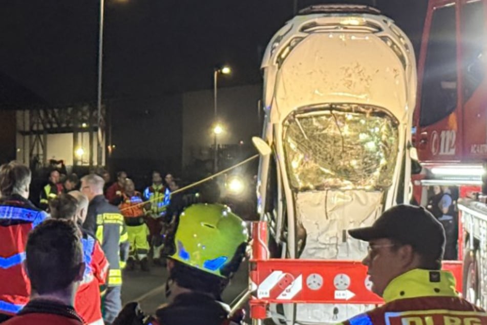 Auto mit fünf Jugendlichen stürzt in Hafenbecken: 18-Jähriger tot