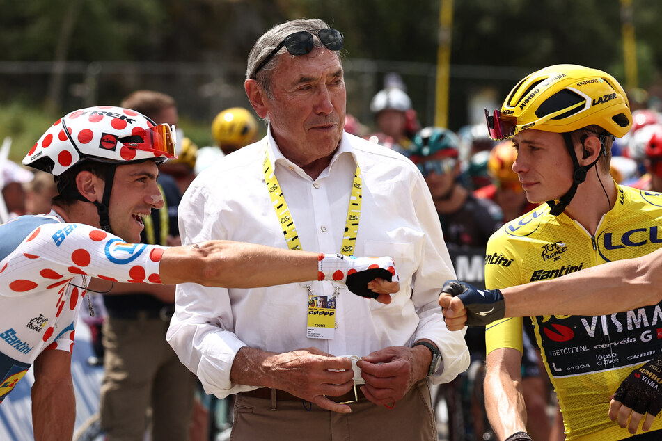 Eddy Merckx (M.) bei der Tour de France 2023 im Startbereich: Auch heute ist die Ikone noch im Radsport-Zirkus zu Hause.