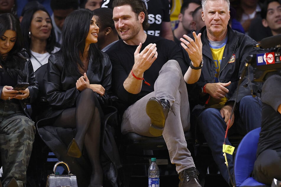 Kim Kardashian (center l.) enjoyed the Lakers game with an old friend on Tuesday evening.