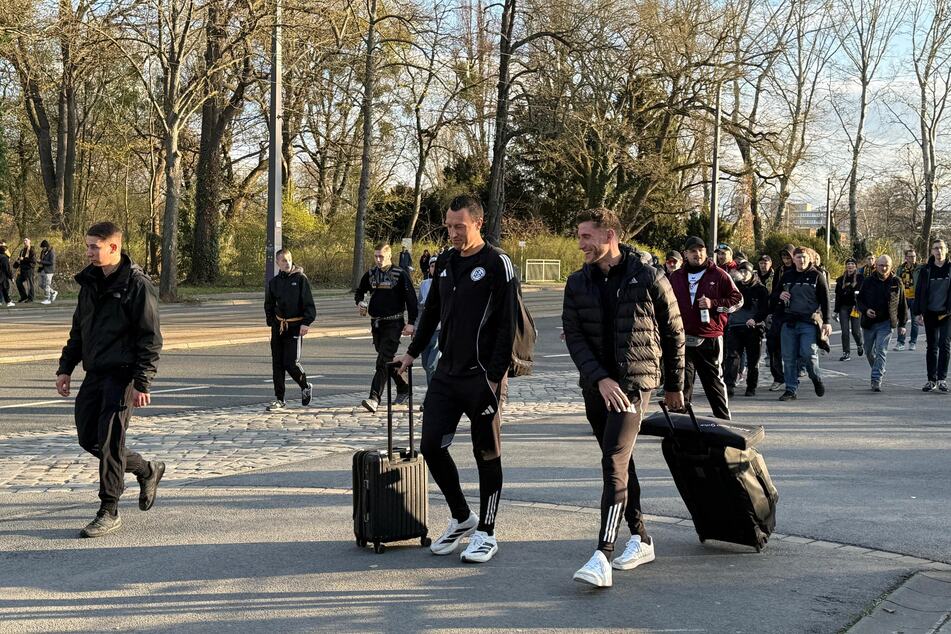 Schiedsrichter Sven Jablosnki (M.) ist mit seinem Team am RHS angekommen.