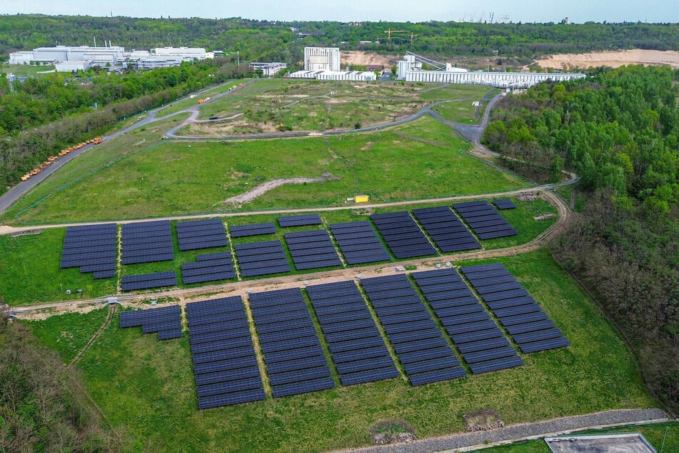 So sieht das Solarfeld mit 4500 Platten von oben aus. Oben links sichtbar die Druckerei an der Radeburger Straße.