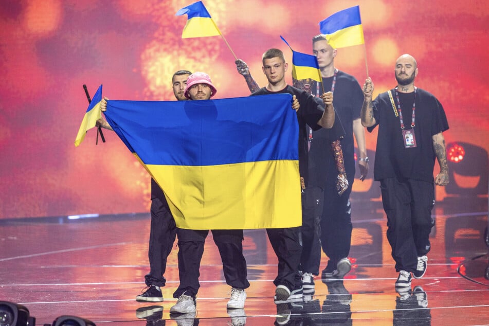 Das Kalush Orchestra aus Ukraine zieht zu Beginn der Generalprobe für das Finale des Eurovision Song Contest (ESC) 2022 mit der Landesfahne ein.