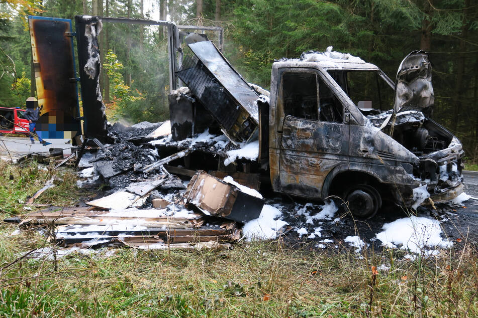 Der Transporter mitsamt der Ladung, einer neuen Küche, brannte komplett ab.