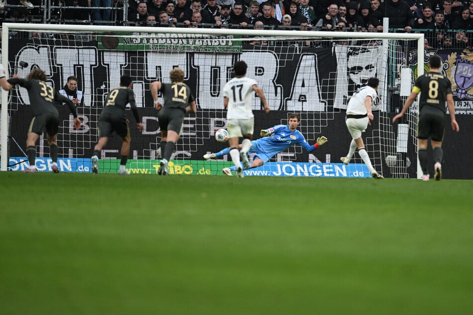 Erst der Pechvogel, dann der Held: Diks verwandelt sicher zum Last-Minute-Sieg.