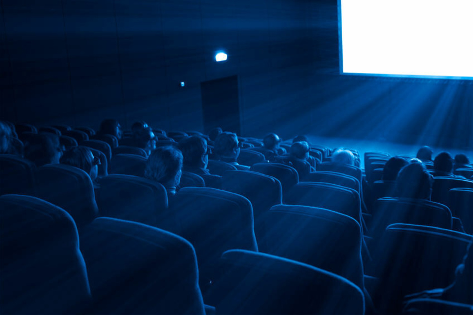 Das Trio lernte sich in einem Café kennen und hatte anschließend einen Dreier im Kino. (Symbolbild)