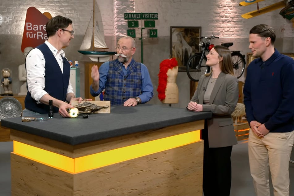 Ana Rodriguez und Lukas Marburger aus Hainburg möchten bei "Bares für Rares" eine Bronzefigur verkaufen, die eigentlich Anas Opa gehört.