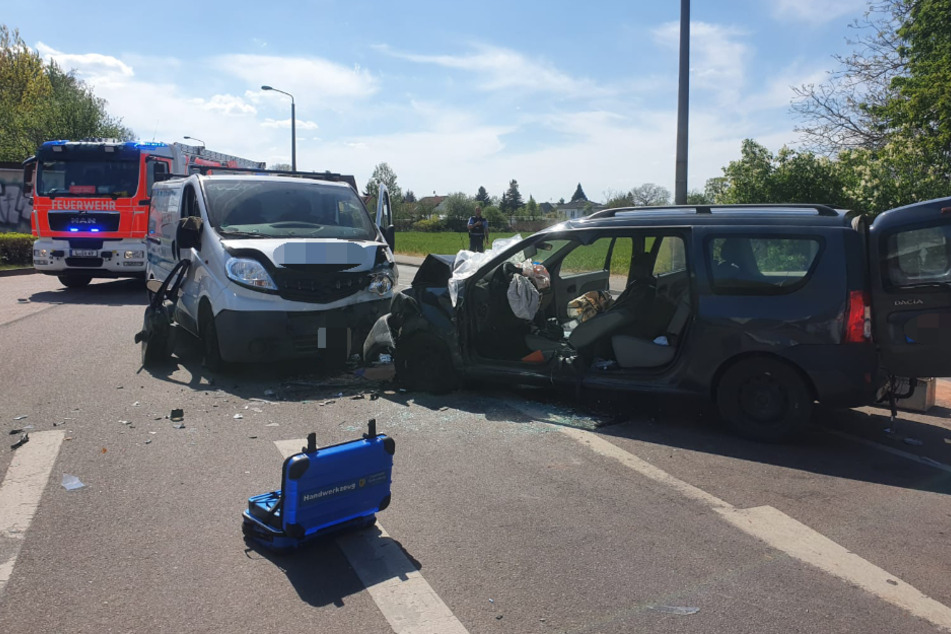 Transporter kracht in Auto: Schwerer Unfall in Leipzig!