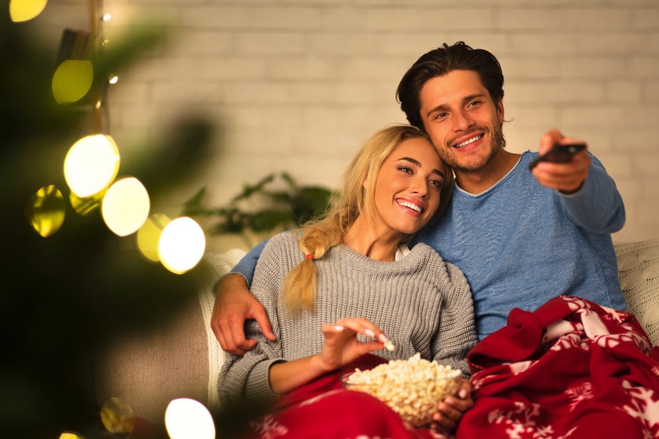 Ein gemütlicher Abend vor dem Fernseher gehört zur Vorweihnachtszeit dazu. (Symbolbild)