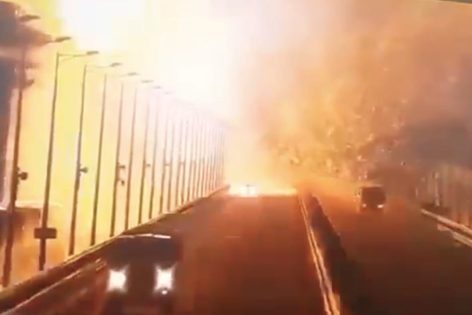 Die Aufnahme soll den Moment der Explosion auf der Brücke über die Straße von Kertsch zeigen.