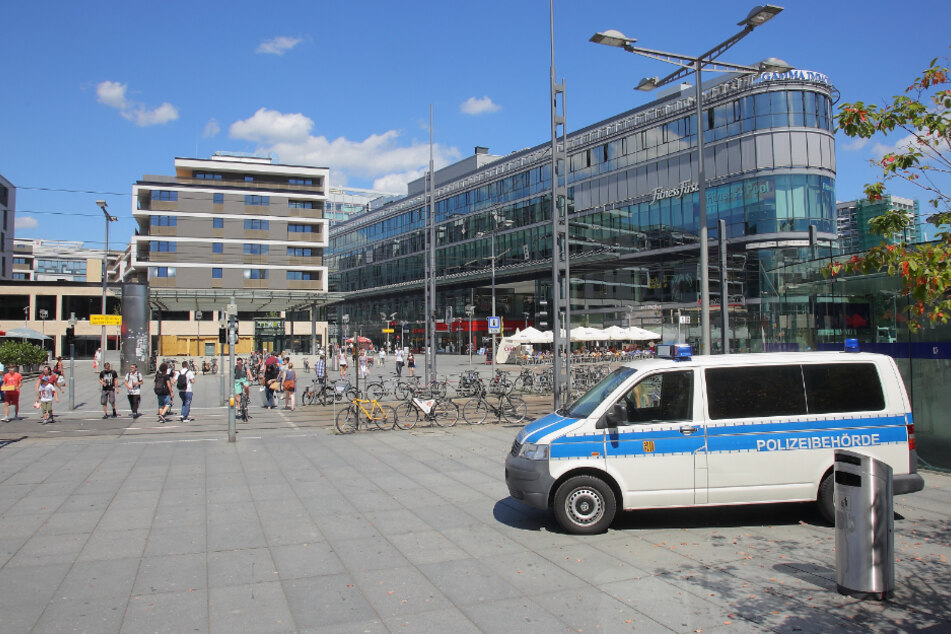 Ein Einsatzfahrzeug der Polizeibehörde auf dem Wiener Platz in der Dresdner Seevorstadt.(Symbolbild)