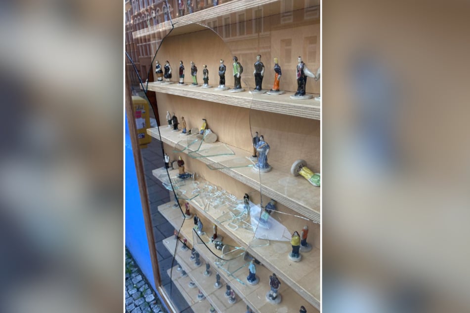 Die Glasscheibe der Vitrine wurde diese Woche eingeschlagen.