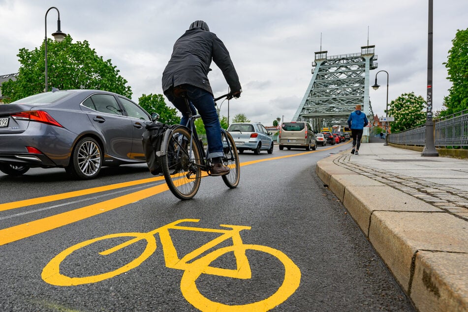 Radspur, Stau und hohe Kosten an der Loschwitzer Brücke: Der Verkehrsversuch vom vergangenen April erhitzt weiter die Gemüter.